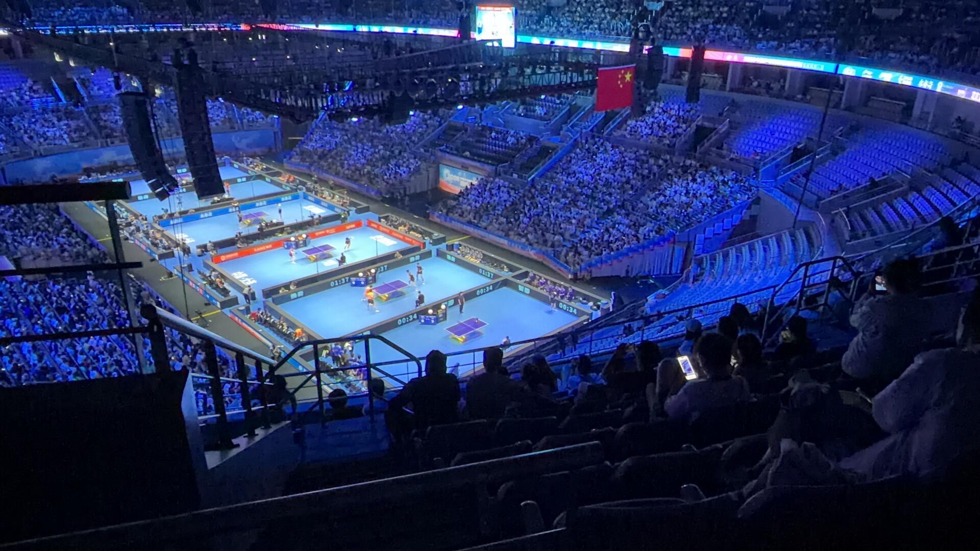 票价是比肩顶级国际赛事的，球员是塞了一箩筐菜鸟的，设备是简陋到转播大屏都没有的，