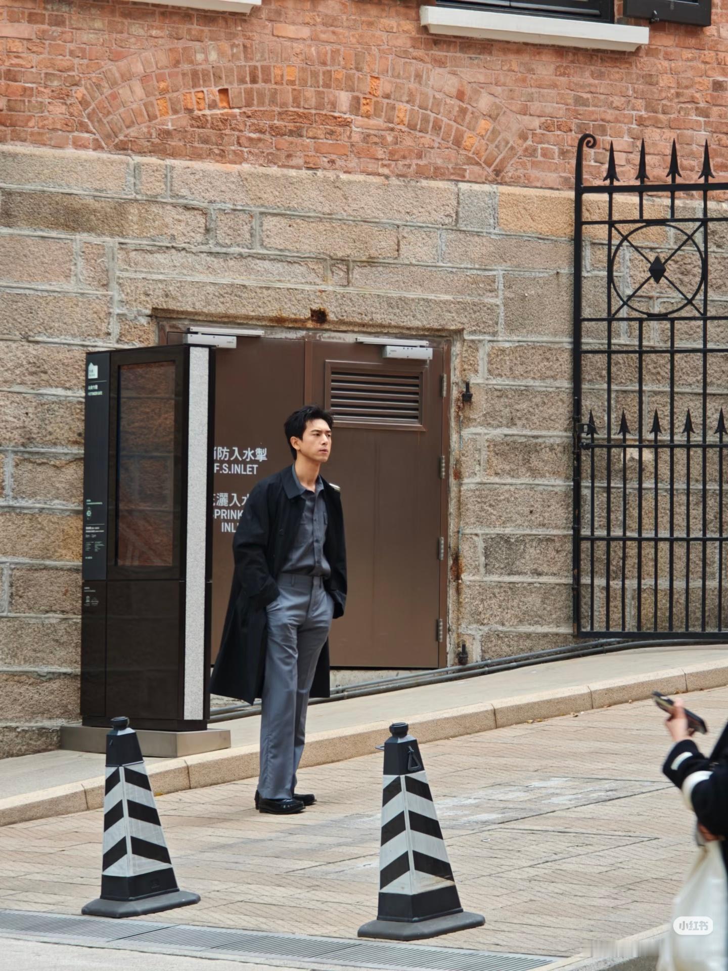 prada代言人李现 街道对面惊现帅哥！ 