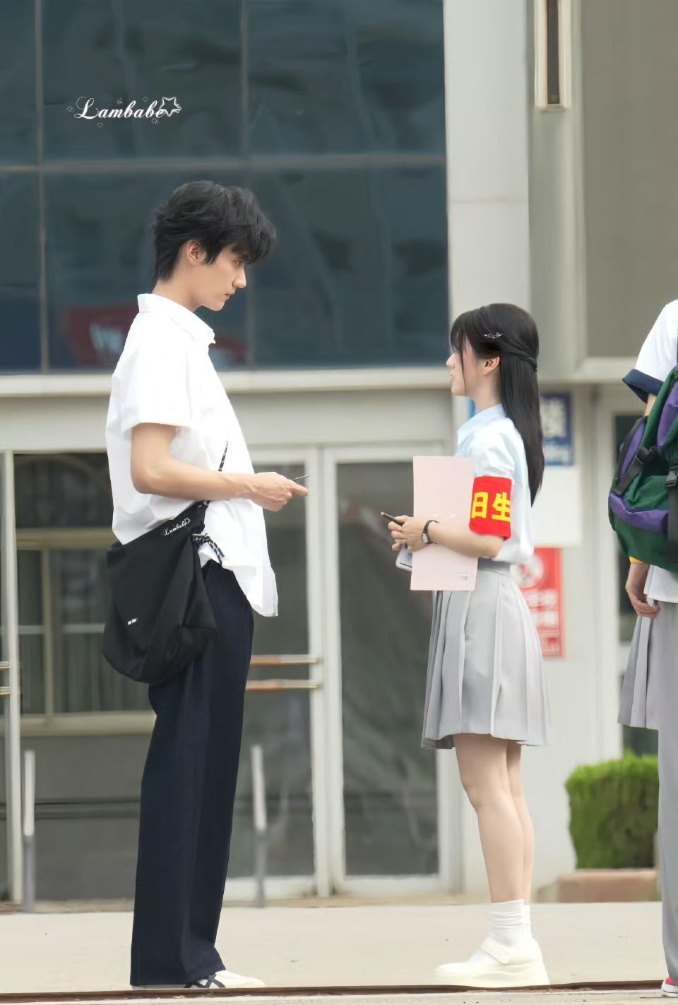 周柯宇包上恩《炽夏》路透，这个体型差！ ​​​