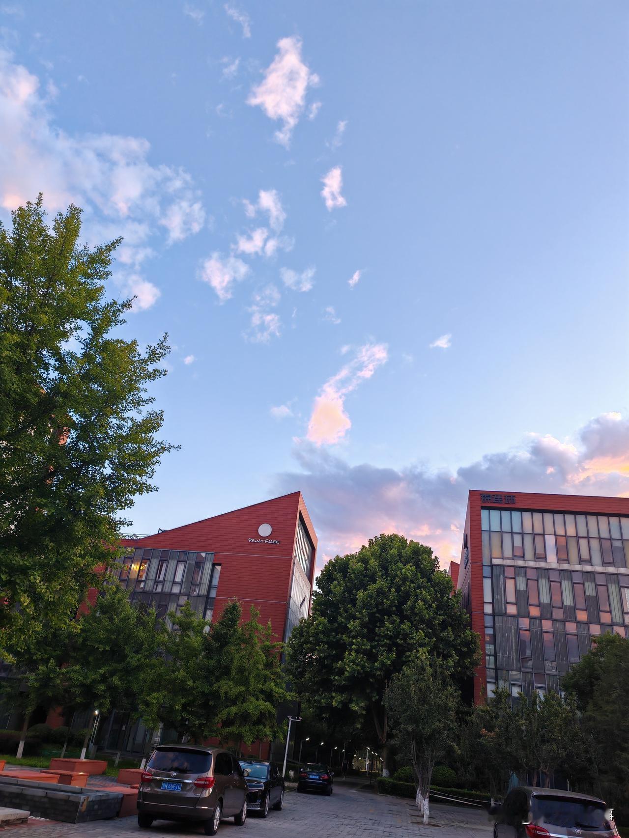 北京的雾霾突然就没了
蓝天白云
恍若仙境
不过几年的时间
所以
老百姓不要杞人忧