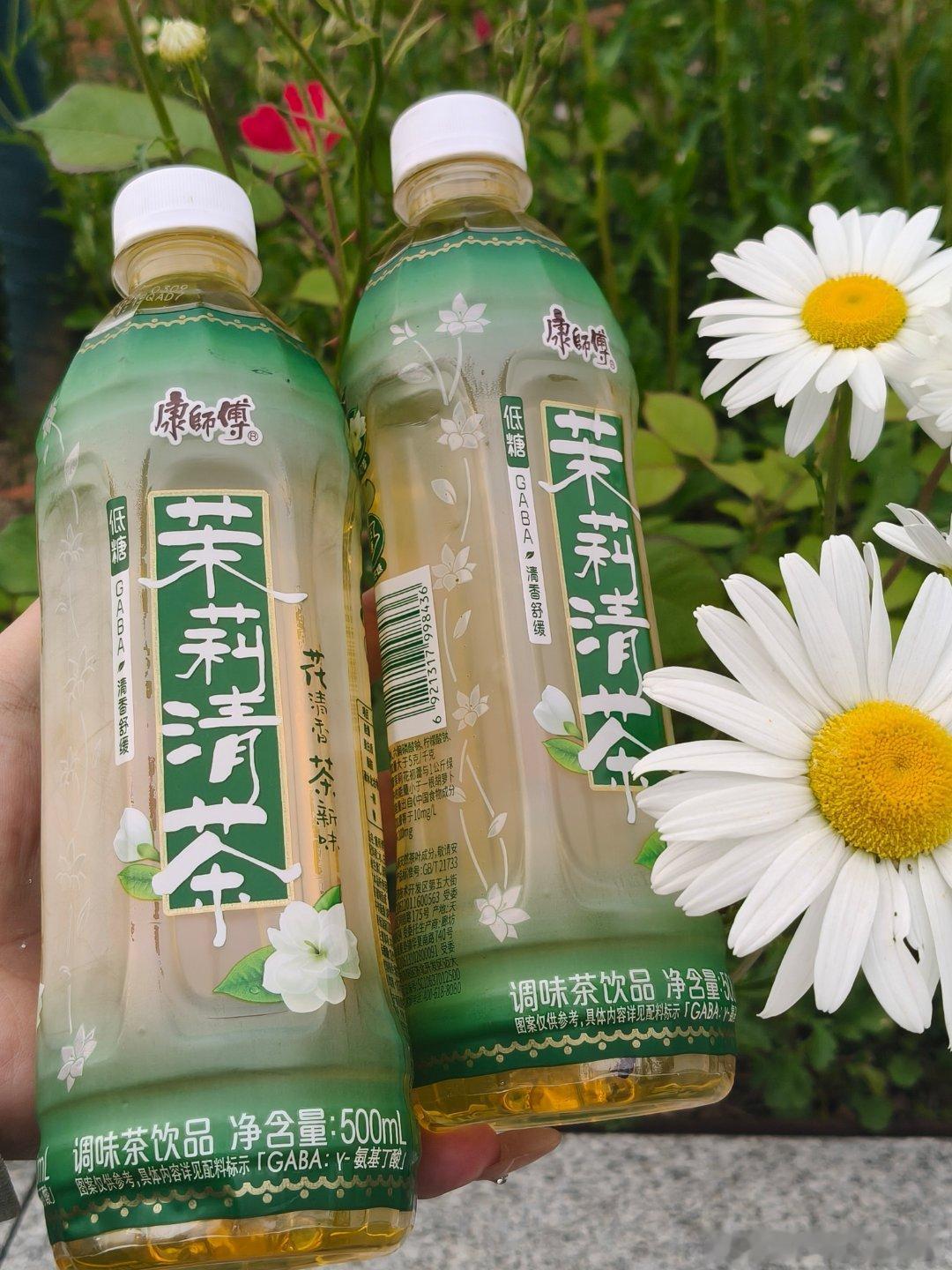 舒淇同款放松 体育场晚风拂面、放松散心时刻，配上康师傅茉莉茶饮刚刚好。淡雅茉莉清