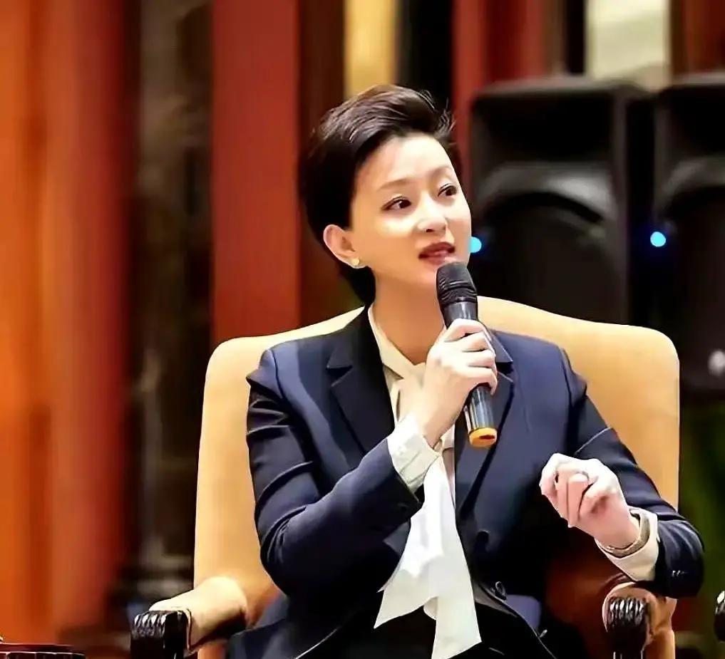 杨澜离开央视后，前夫故事为何总被写成连续剧？一碗面、两句话、一个人站在窗边看着对