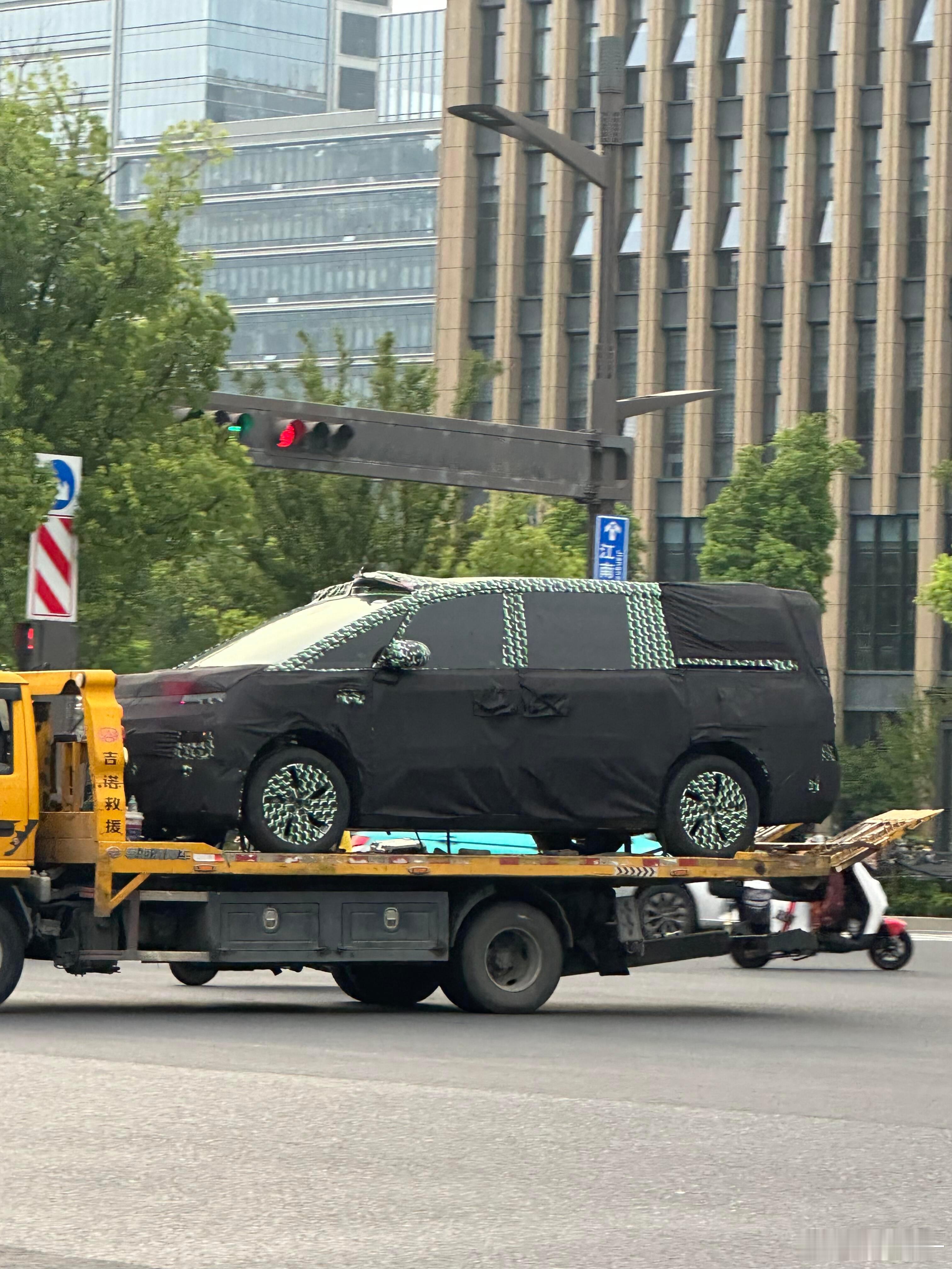 零跑MPV，不溜背的MEGA？ ​​​