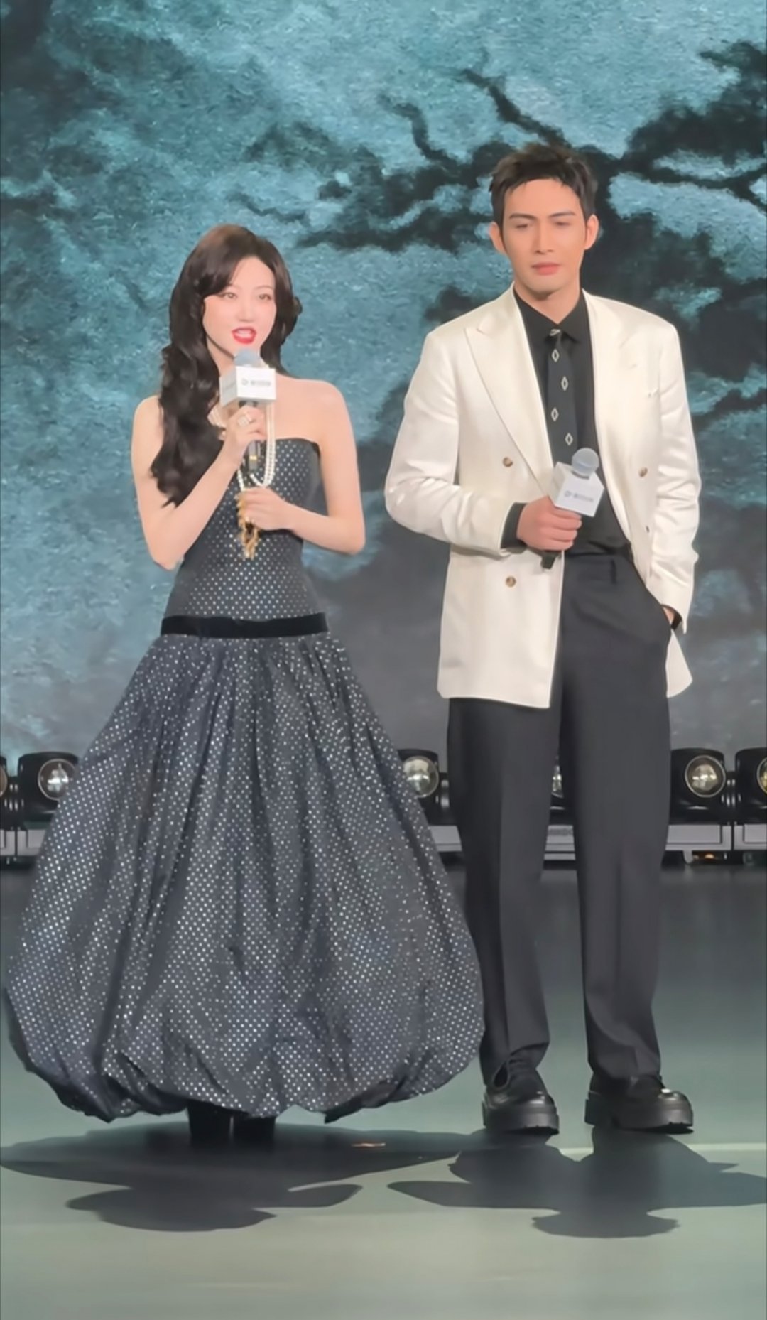 剧综观点局龙骨焚箱 五年前，景甜用一袭旗袍告诉观众"我能演女王" 五年后，她用黑