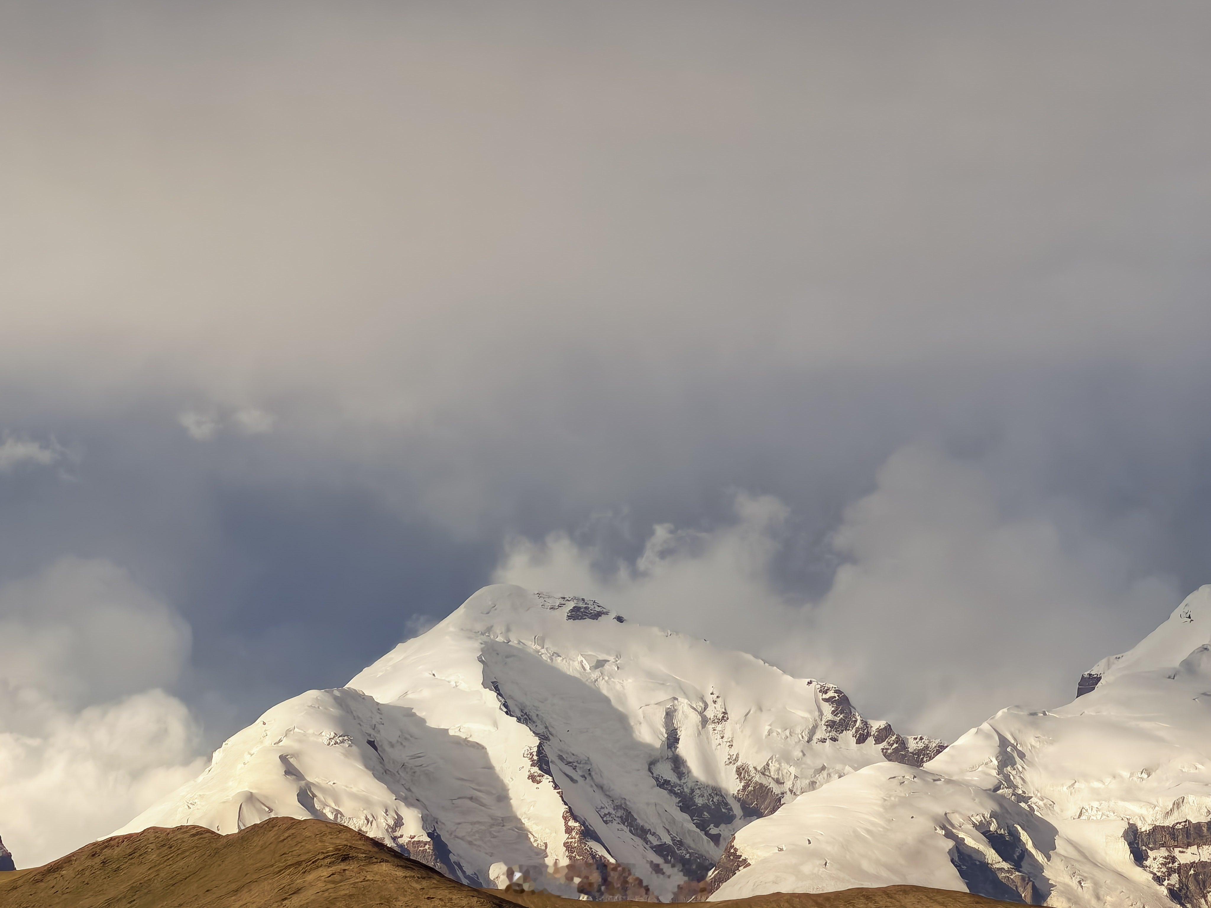 天山雪云常不开，千峰万岭雪崔嵬。 ​​​