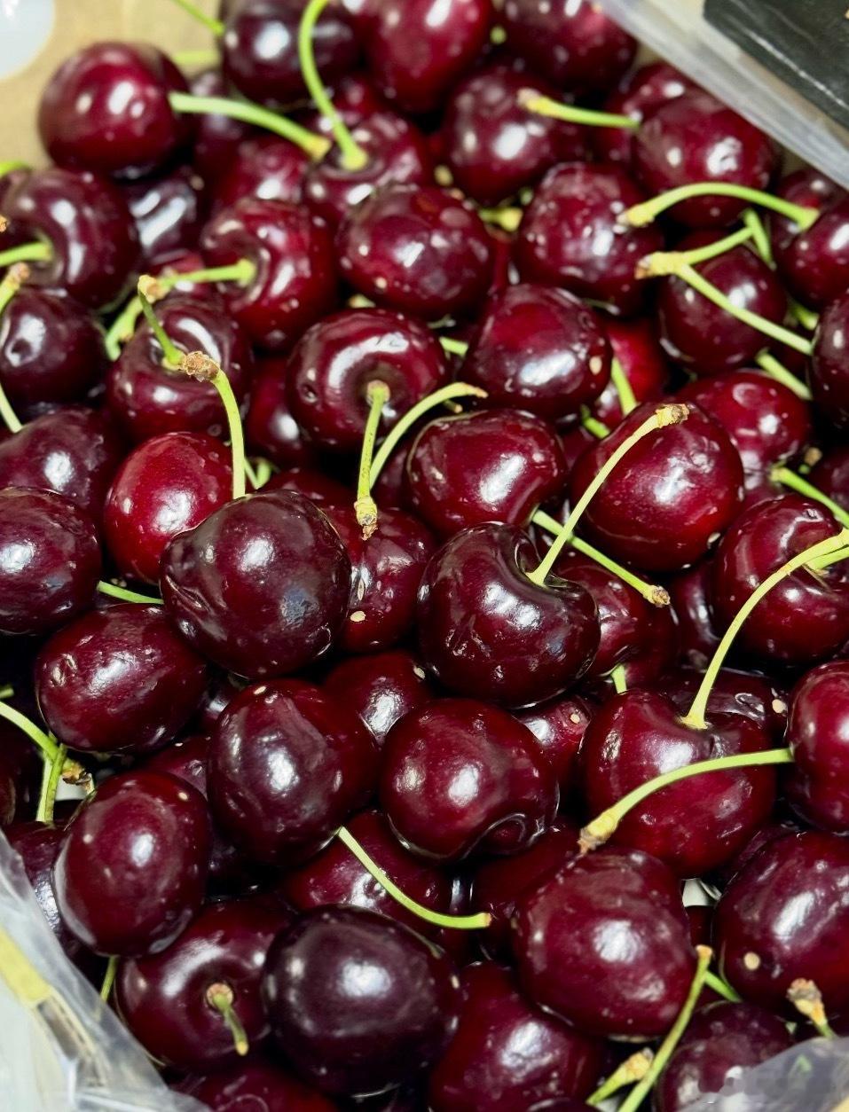 车厘子贴着4J撕下标签印着2JD离谱，这不是欺骗消费者吗？有时候真不能盲目看价格