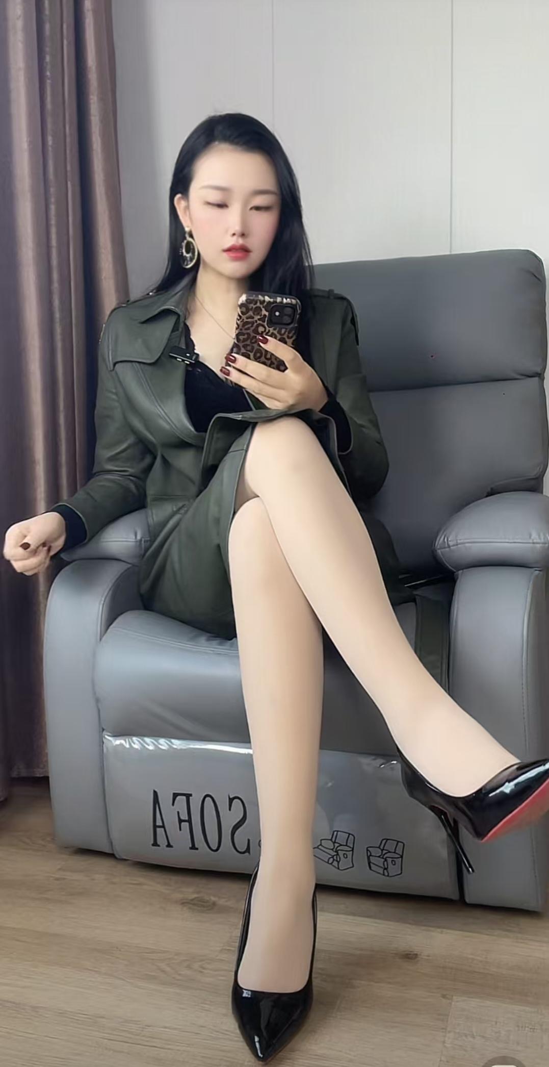 优雅气质穿搭，黑色高跟鞋与绿色外套完美搭配，尽显时尚魅力！御姐 高跟鞋 大长腿