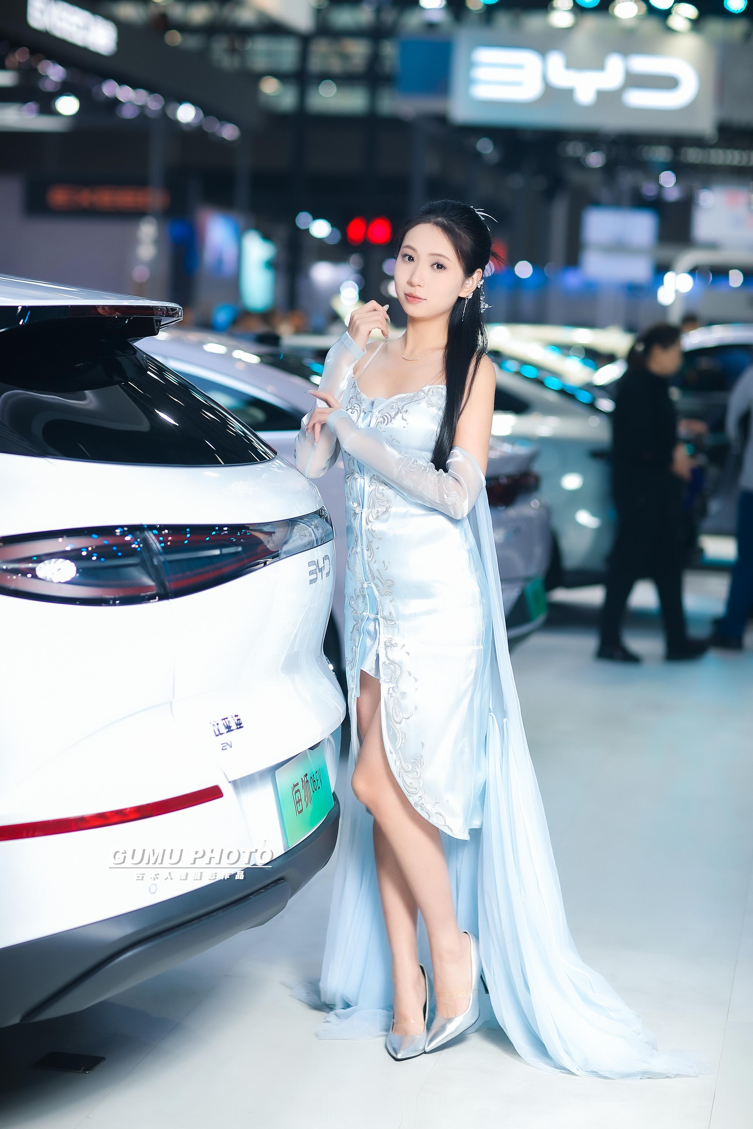 2025重庆汽车消费节比亚迪展台模特小姐姐2025重庆汽车消费节 