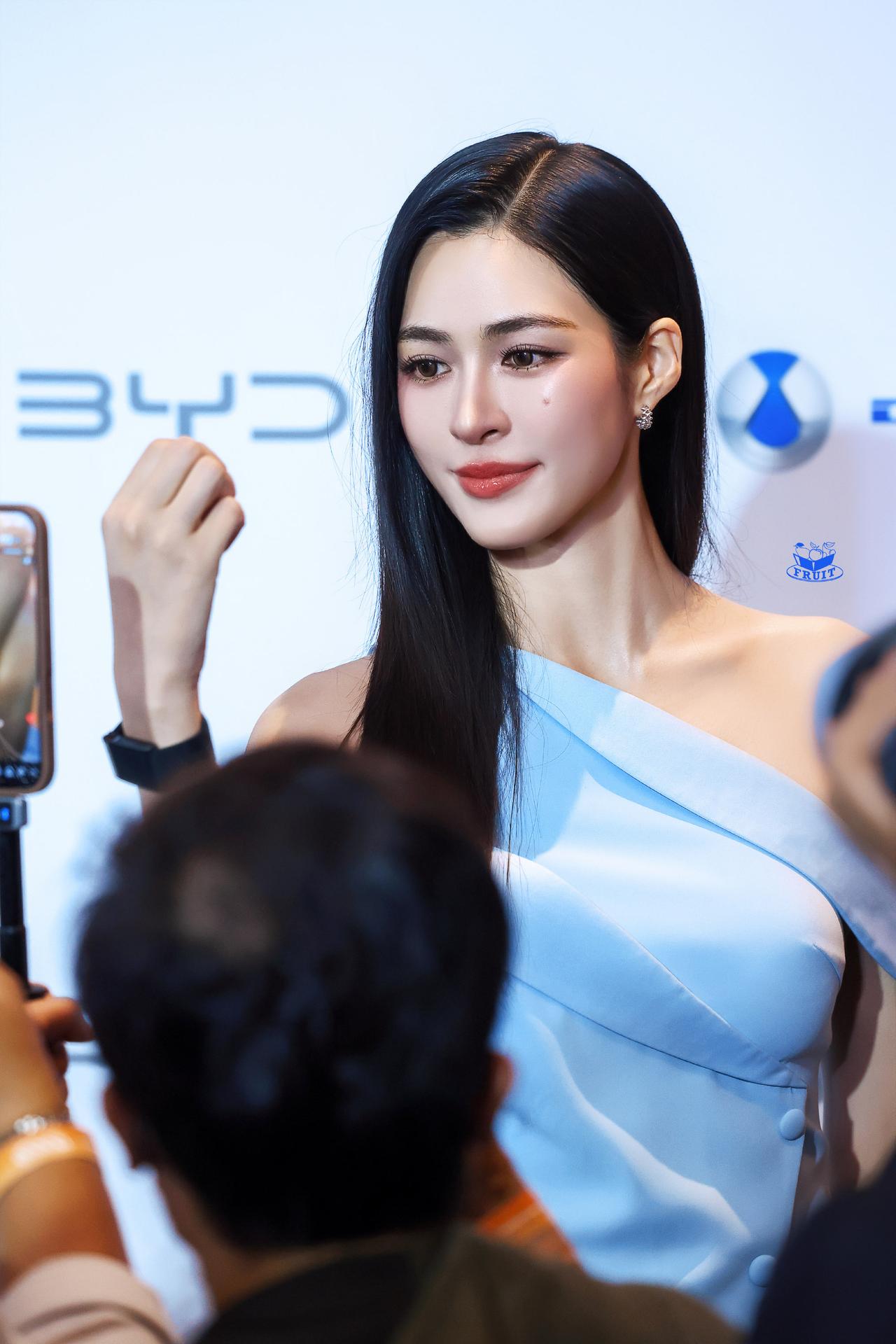 在比亚迪泰国工厂投产两周年发布会上，正式官宣邝玲玲为BYD SEALION 5 