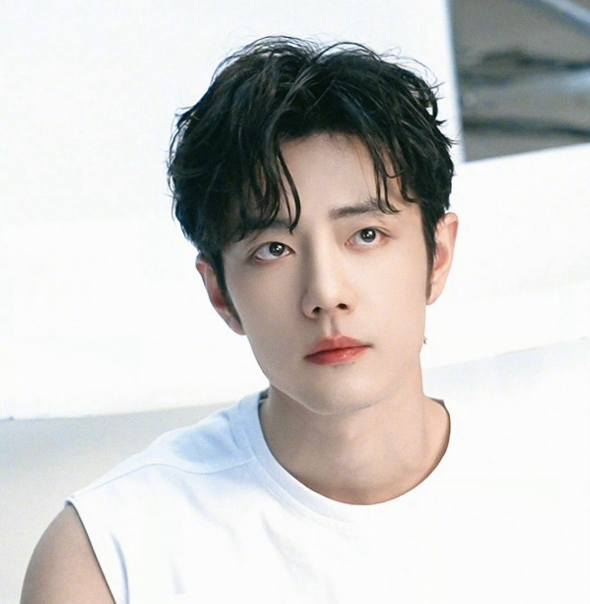 肖战清爽老钱风谁能扛住肖战这身姿啊直接被迷得神魂颠倒 