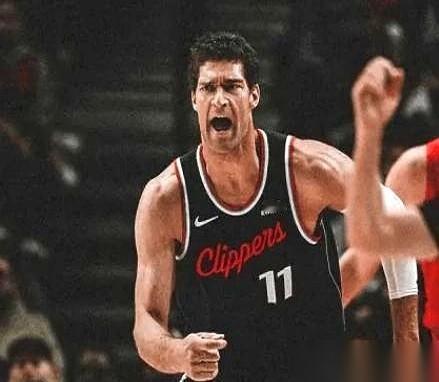 31分，9个三分。
哥们儿之前21场，场均才7.6分。
你说这是为啥？这是篮球技