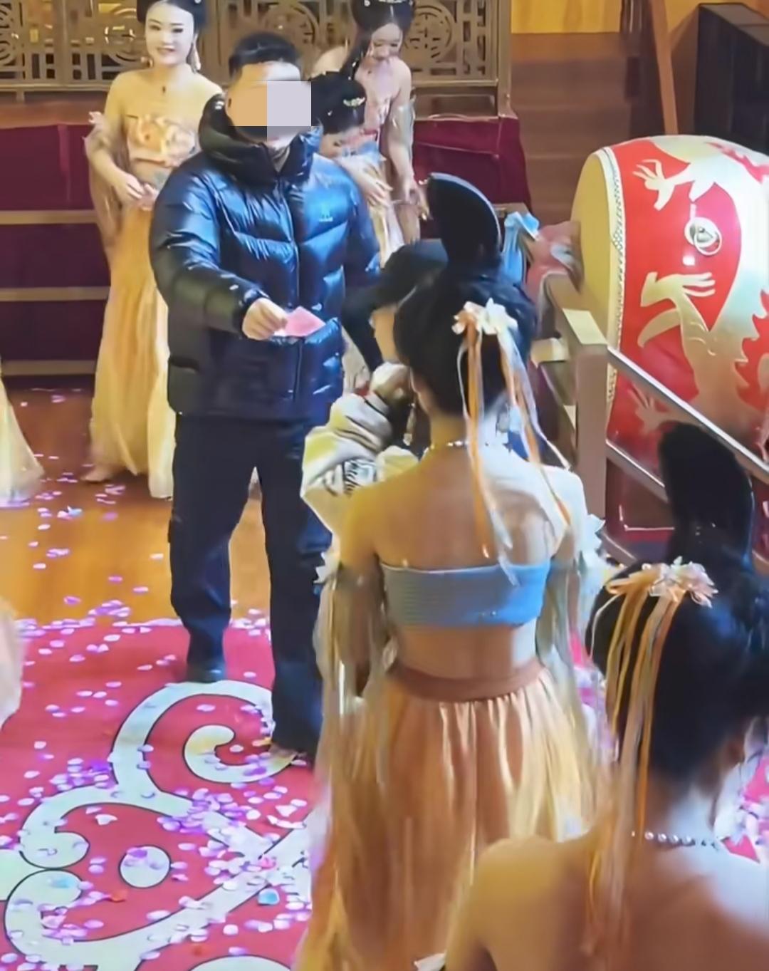 看了几段重庆庆渝宴龙椅舞视频，有些大哥出手阔绰，直接给演员发钱！

这么一看，舞