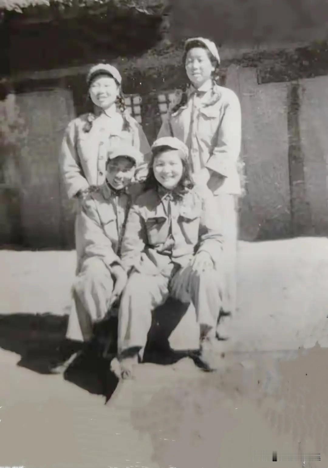 1951年，西藏昌都，四位首批进藏女兵——李国柱（前右）、刘韻华（前左）、邹玉芳