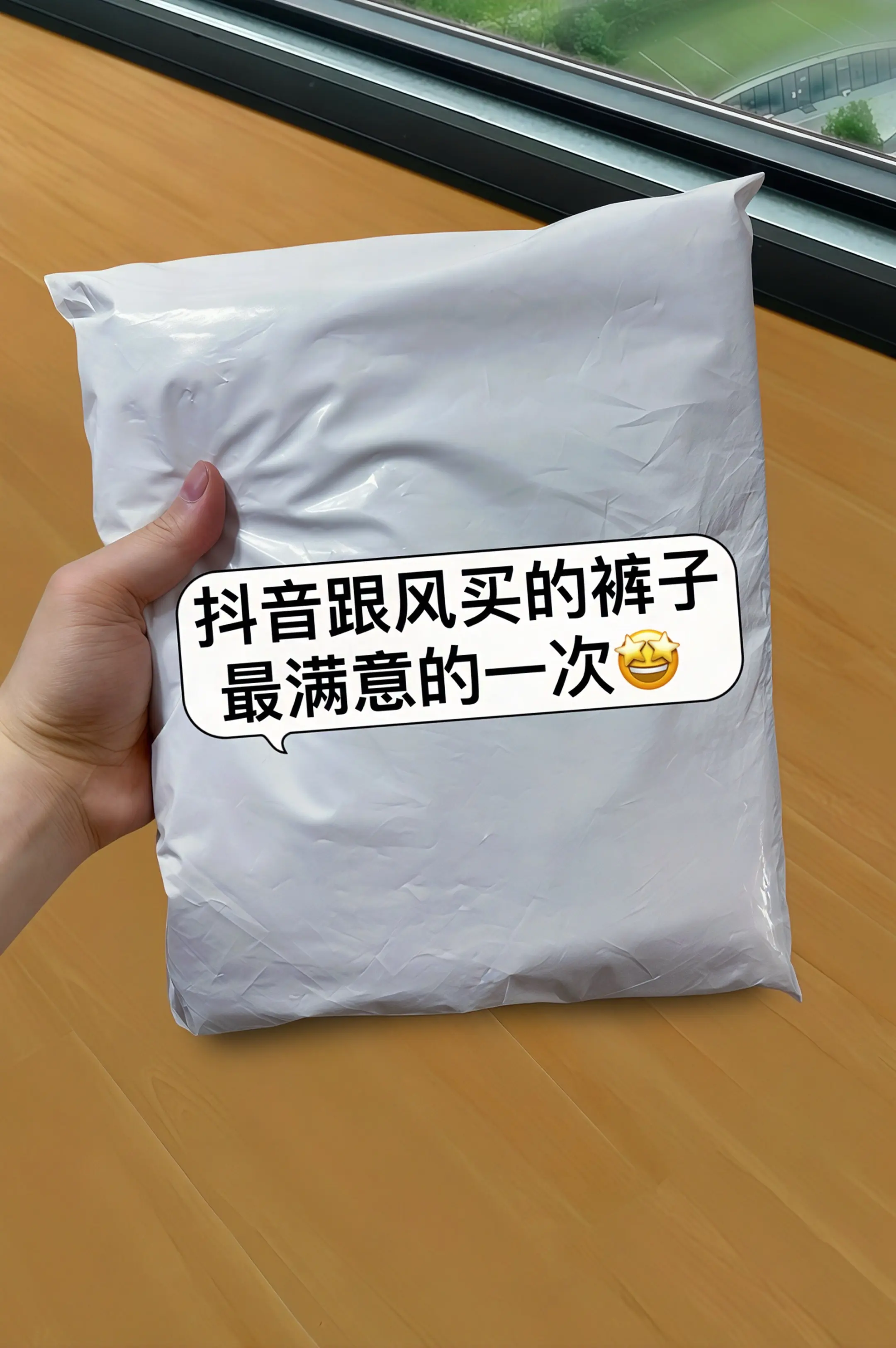 盛夏穿搭新宠来咯！这款蕾丝拼接休闲阔腿裤，将柔美蕾丝与利落阔腿巧妙融合...