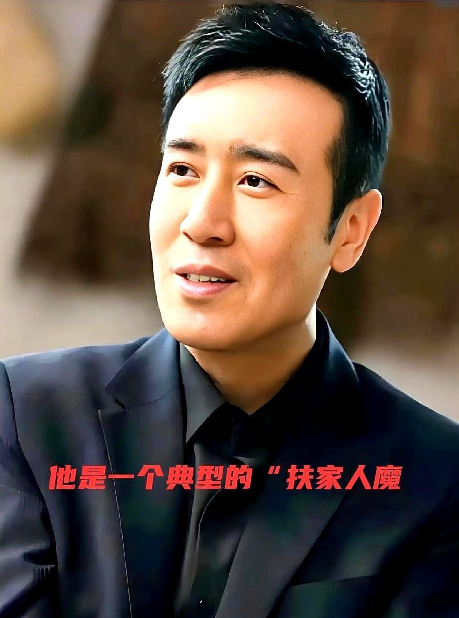 一口气买八套房，房产证全写哥姐名。
亲哥骂他败家子，他却笑着点头。
三岁丧父，母