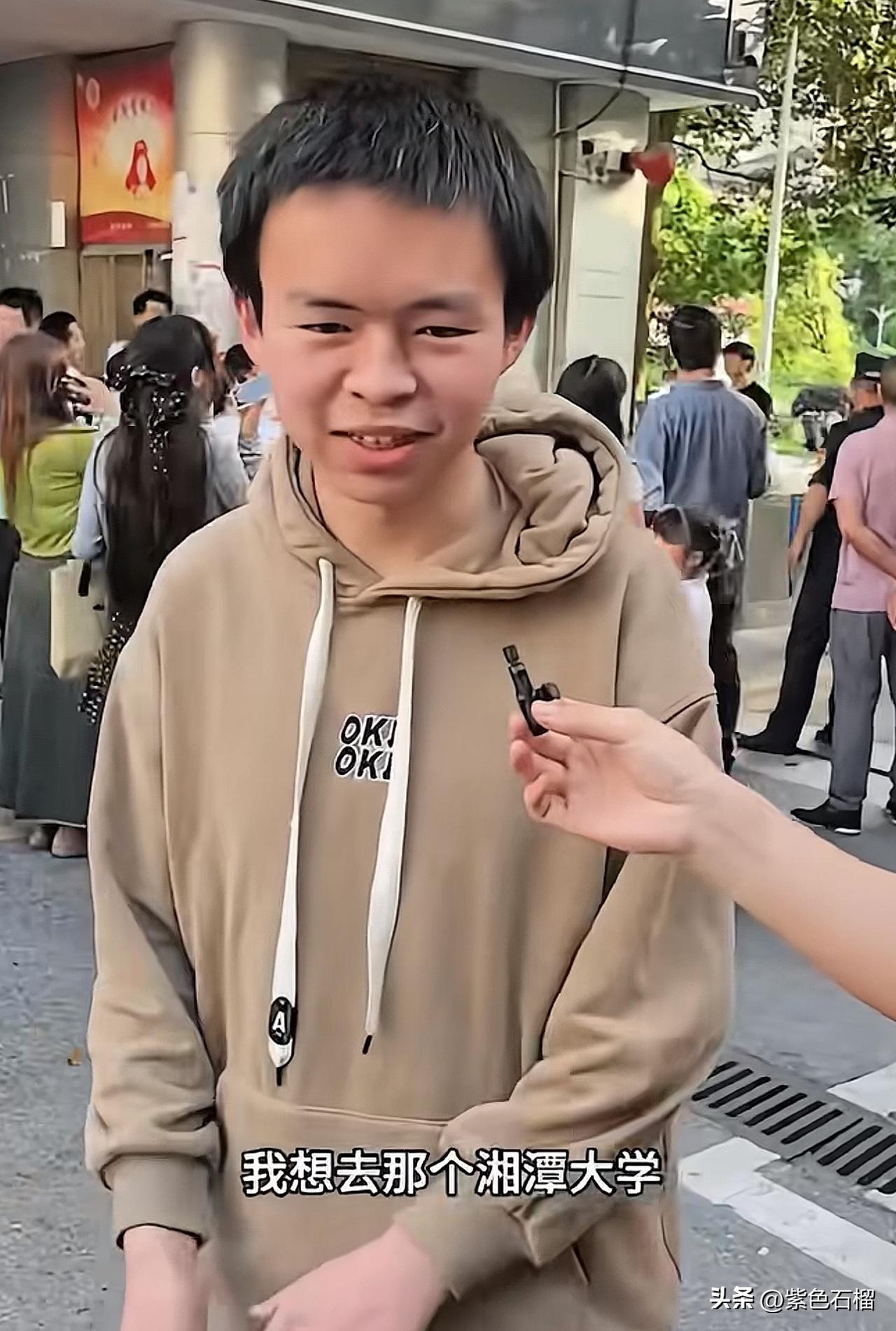 60岁老父亲背着8个土鸡蛋去接考的视频，感动了全网。而他的儿子在接受采访时称，自