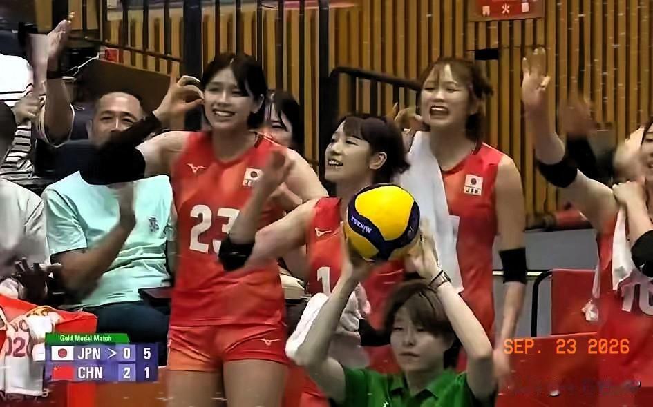 日本女排尴尬了
第三局10:2领先中国女排，日本场上球员、主教练以及替补席又蹦又