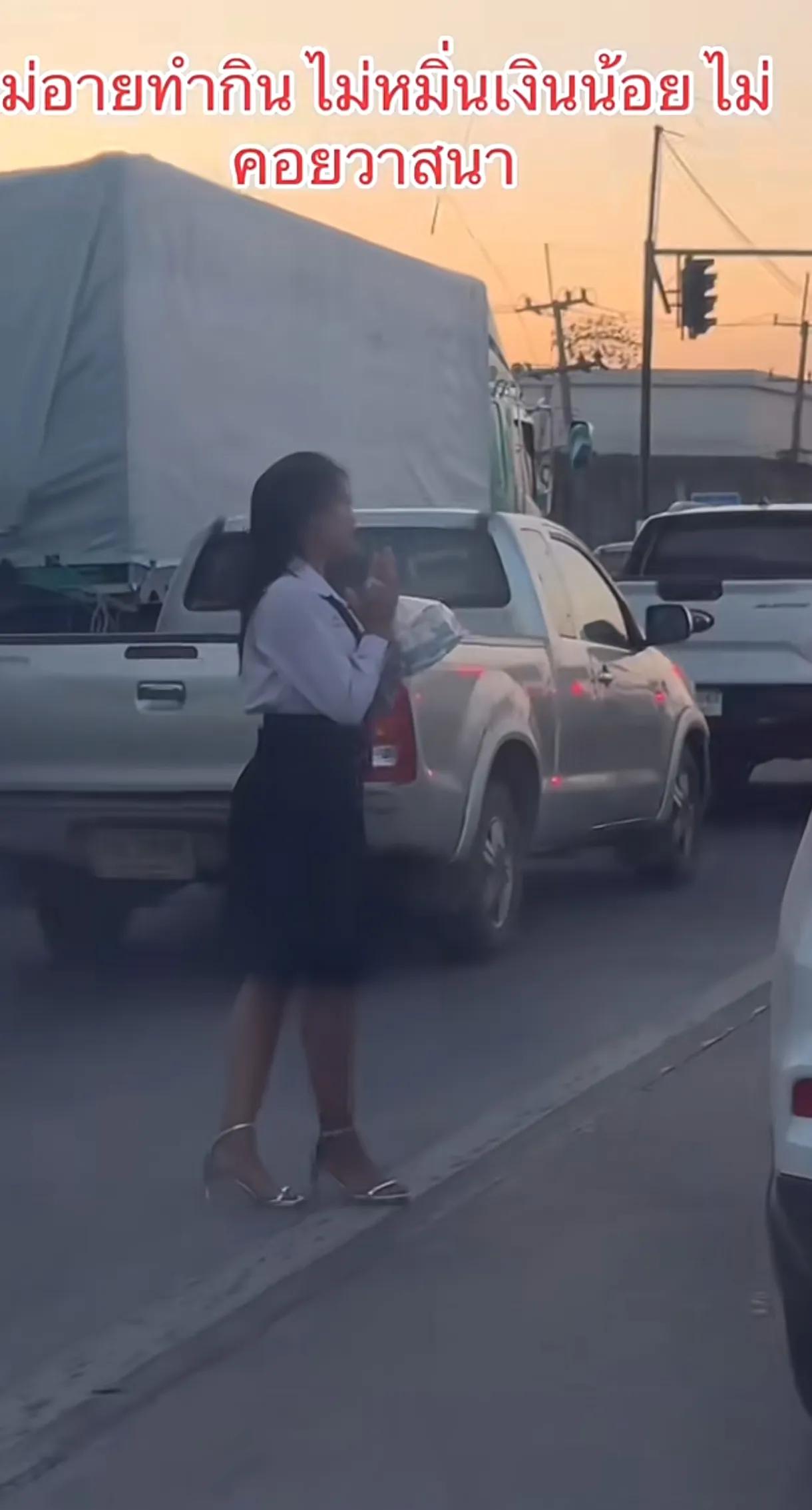 泰国卖牛奶的小女孩落落大方，真棒！我也要像她一样，努力生活，传递正能量！