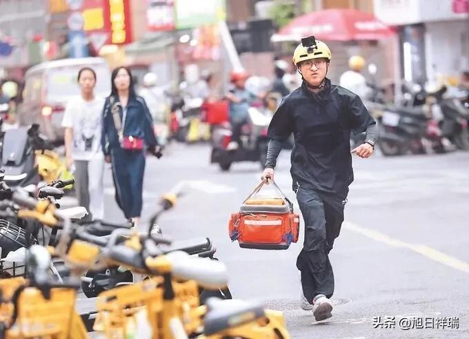 南京00后外卖小哥9个月急救507次，宁可少挣几百块升不上5星骑手。他说：只是少