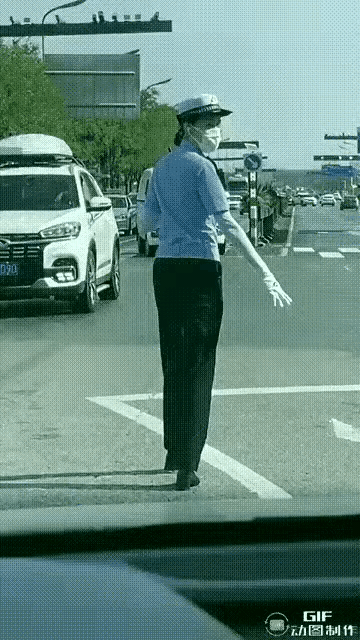 这样的三伏天，请对路上执勤的女交警友好点可以吗？

这种三伏天，骄阳似火，热气腾
