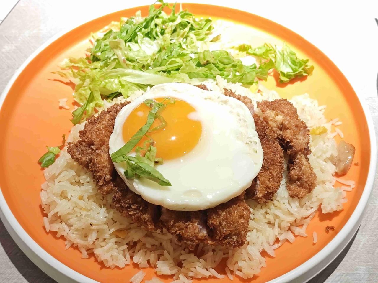 正午的写字楼电梯间还挤着步履匆匆的人，我攥着刚买的快餐盒，找了个靠窗的角落坐下。