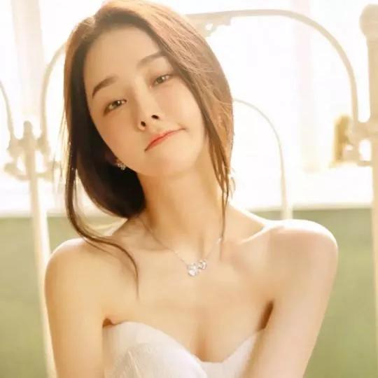 阳光洒进房间，温柔女神的微笑少女感笑容 少女的笑容 美少女的微笑 元气满满的微笑