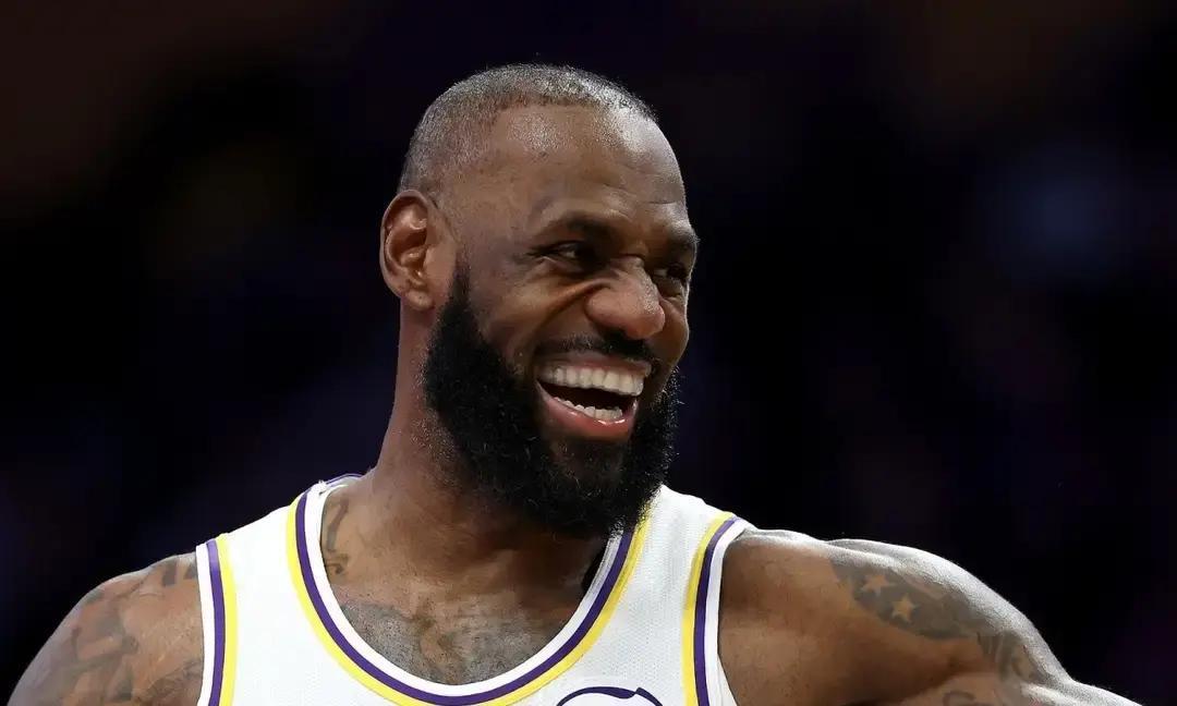 生日夜17分，詹姆斯真老了？
 
湖人106-128输给活塞，全队像没睡醒。詹姆