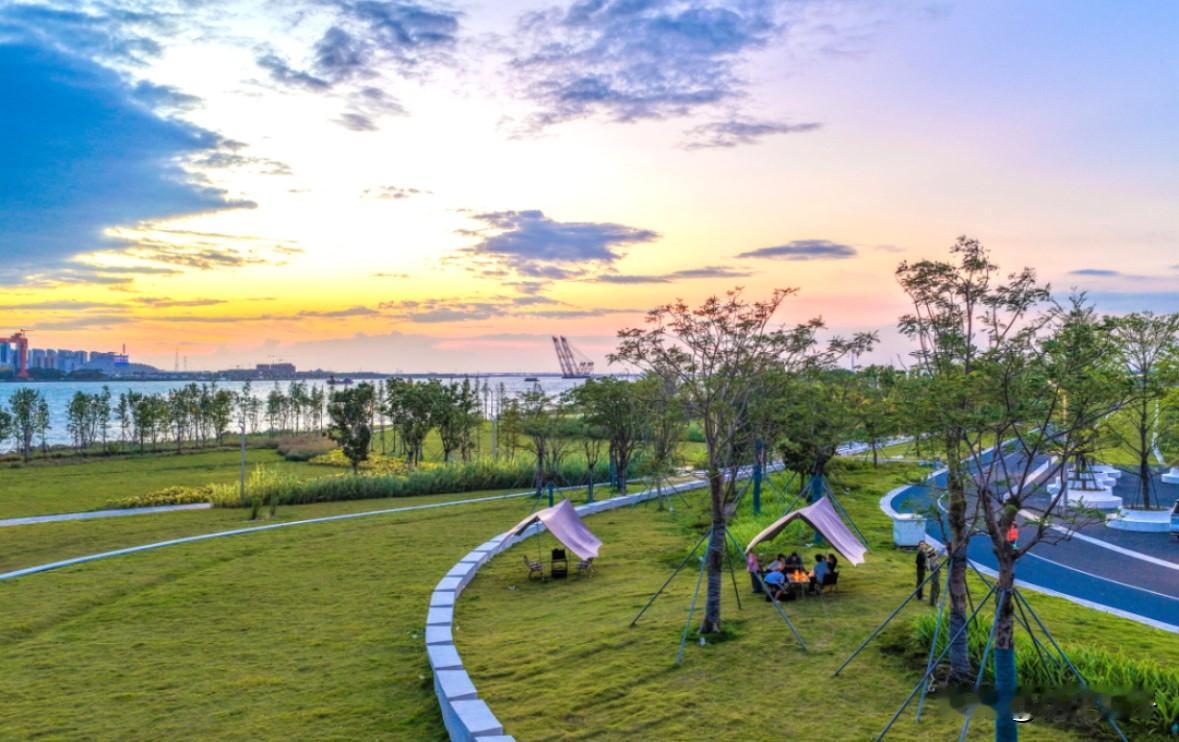 广州最南端的海景草坪露营基地，在国庆假期火爆出圈。

这个“草地”占地面积4万平