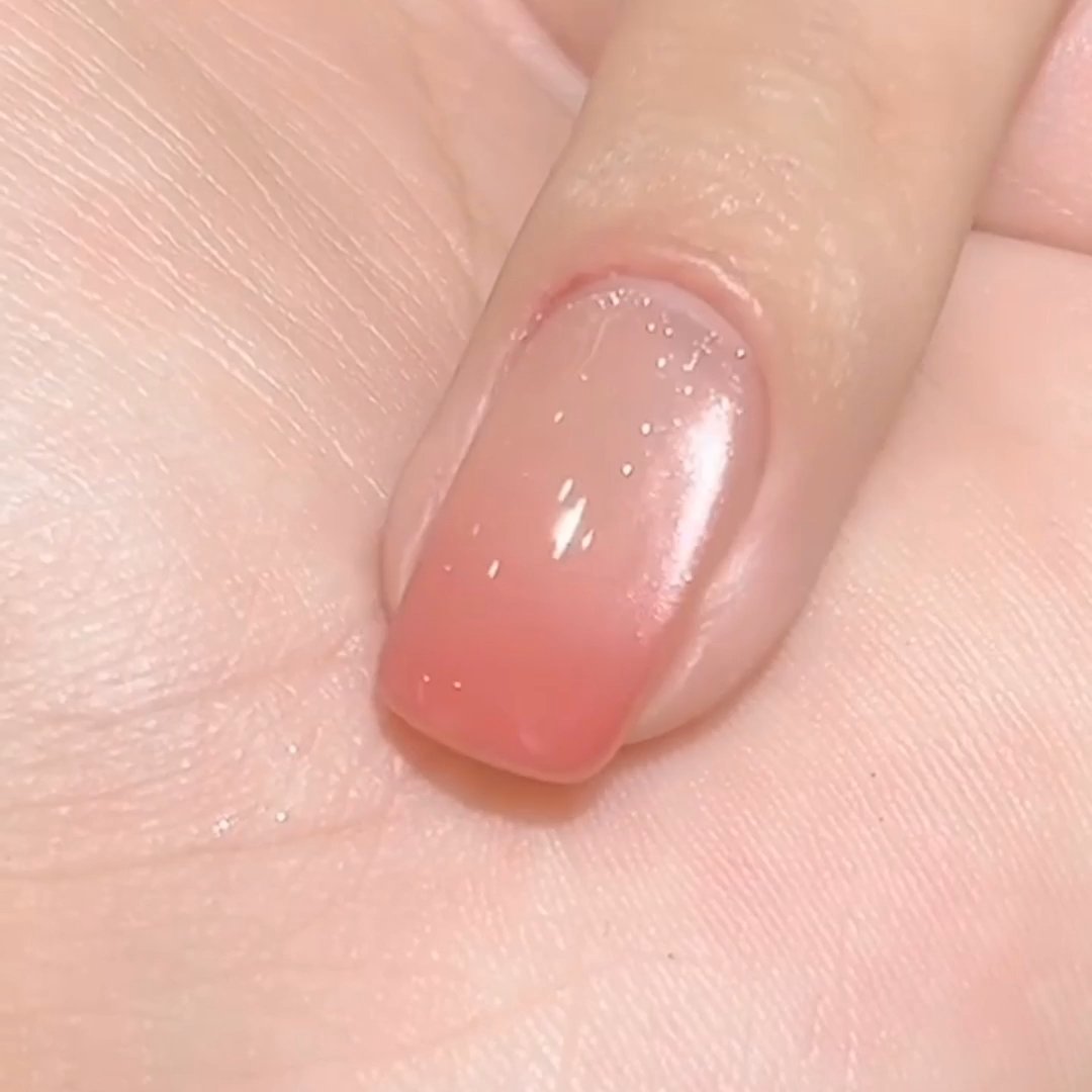 今天终于解锁了春日显白猫眼渐变美甲，过程简直不要太丝滑！✨ 先选了个奶白色打底，