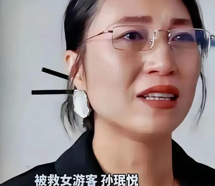浙江金华龙潭大峡谷，38岁的妈妈为给女儿拍照，脚底打滑，从20米高的悬崖砸进深潭