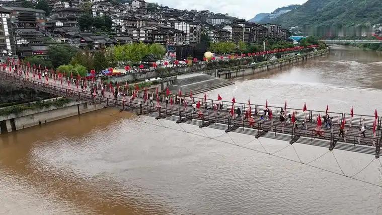 根据《耿飚回忆录》、《杨成武回忆录》等亲历者的记载，中央红军途经贵州茅台镇时，确