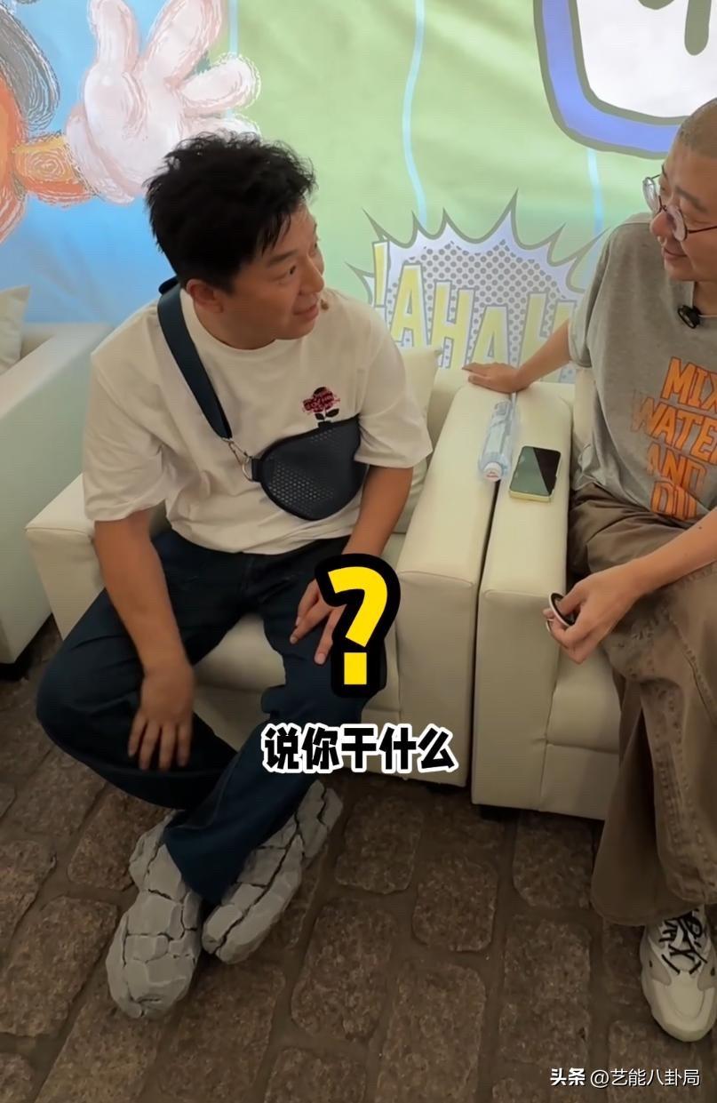 黄渤说：上台第一个大踢腿，所有人裤裆全裂开！
“开了一尺左右的缝，就是个大开裆裤