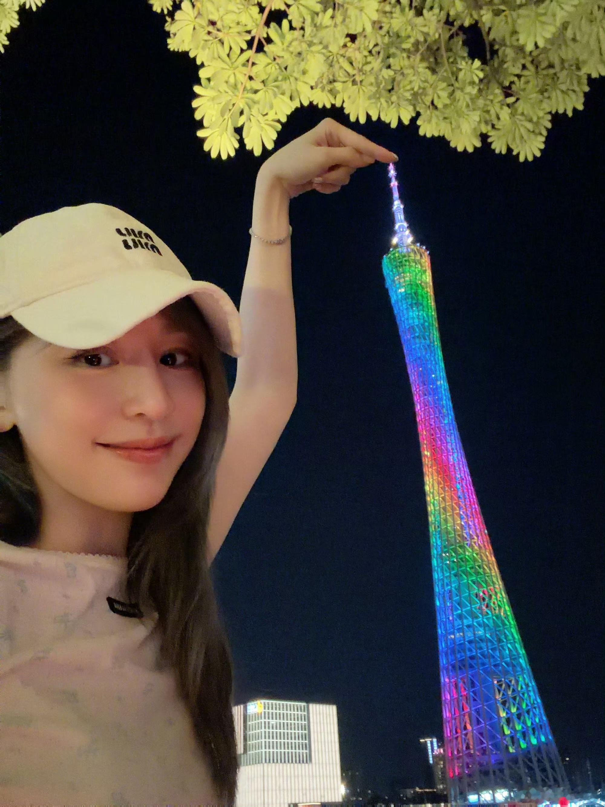 王心凌王心凌最近广州到处都能刷到王心凌的偶遇路透！演唱会刚结束就开工拍摄新商务的