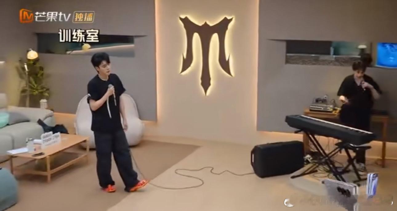 #徐海乔模仿雅成为雅#徐海乔模仿雅生气的样子也太像了吧！不愧是实力派演员[哇]。