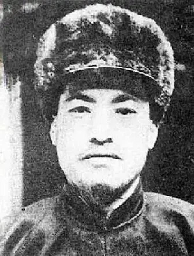 1955年冬，甘肃有关部门几经辗转，终于找到了坎边庄。来到一间破落的民房前，乡长