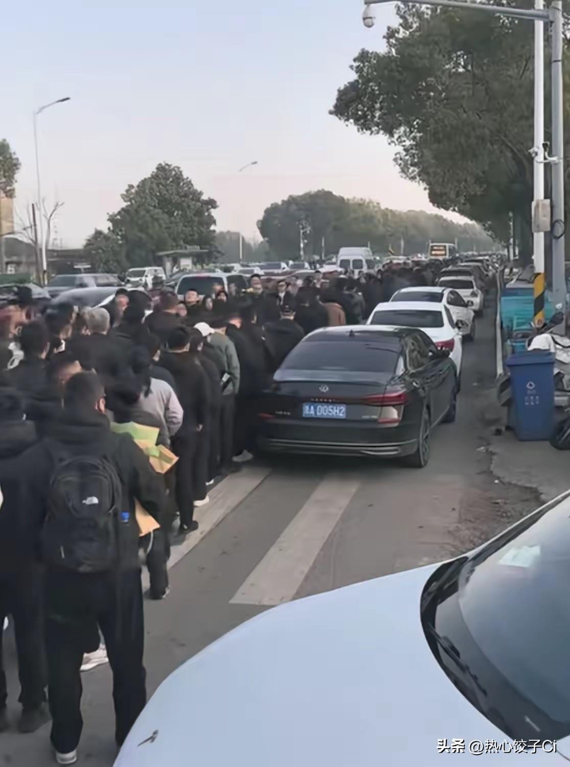 张雪峰追悼会举行，人群排了几公里！上万人从各地赶来，他们都怀着沉重的心情，想要为