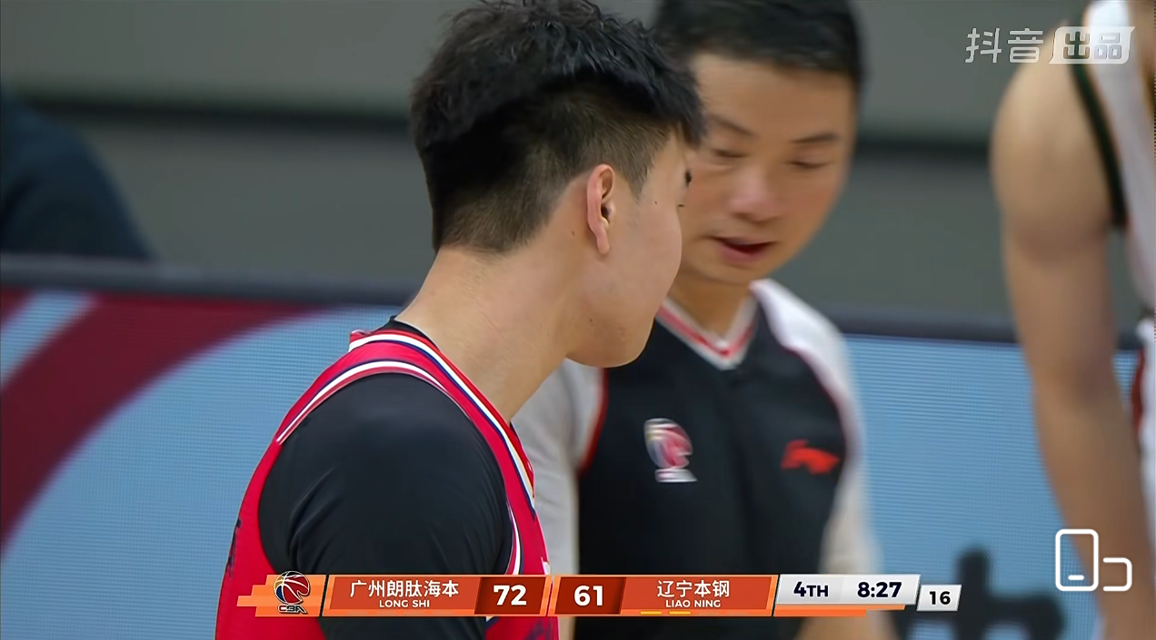 张兴亮这个回合真是，防守又是一个过度协防，进攻送一个进攻犯规广州男篮vs辽宁男篮