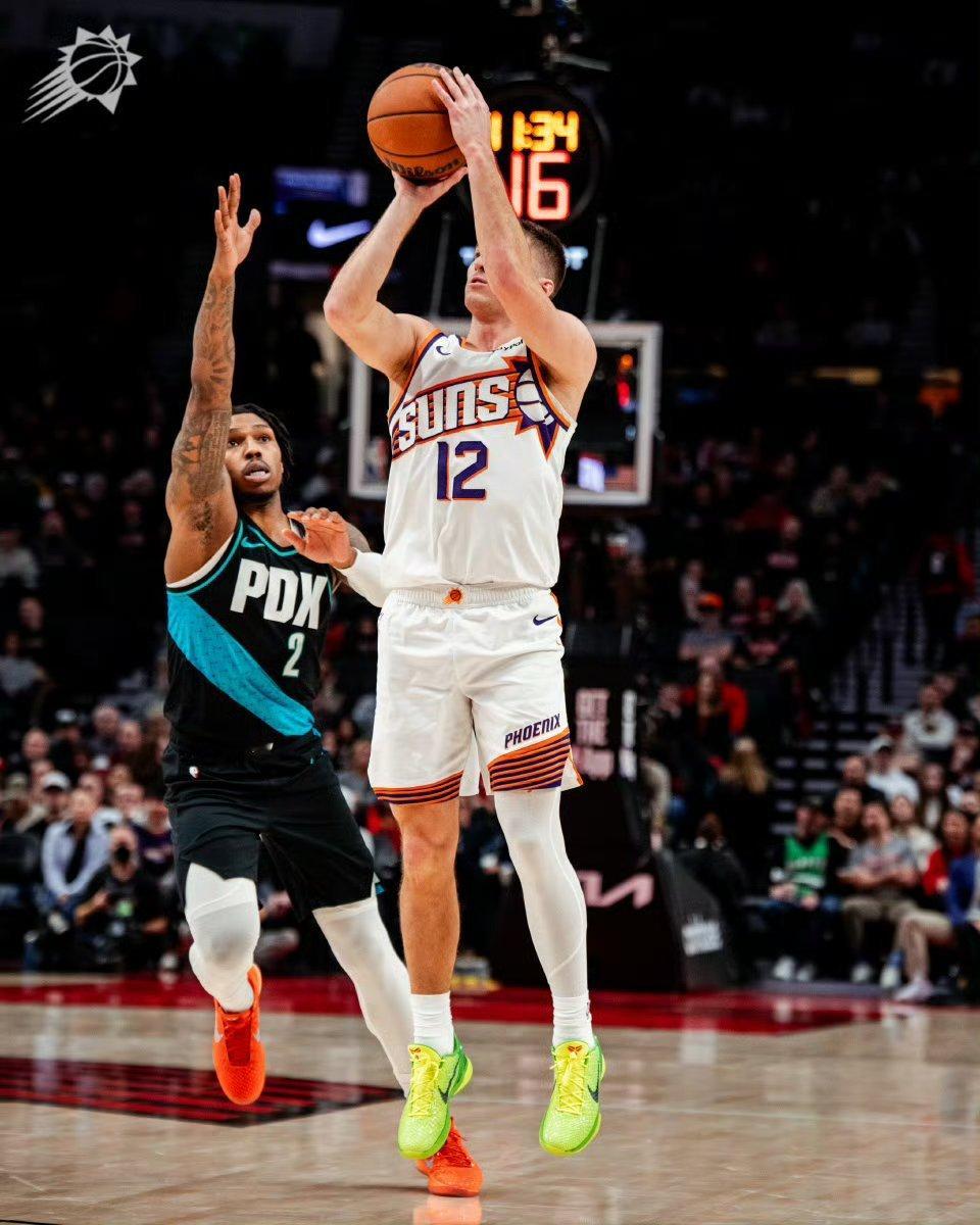 缓过劲了，从第一节中段就落后19分到半场只差5分。这比赛鹿死谁手还尤为可知呢。下