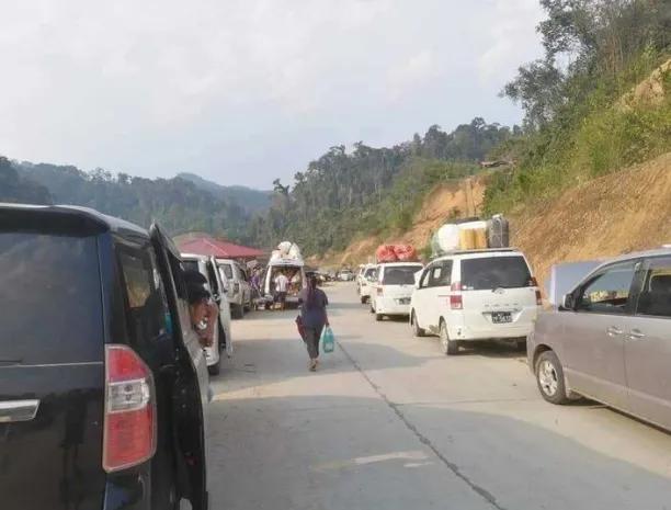 缅甸克钦邦关闭了3个月的密支那-葡萄县公路，为了恢复运输货物，双方协商后，10多