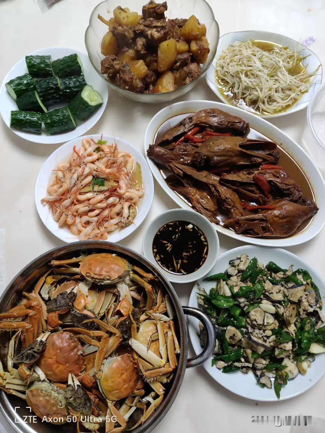 #秋日三餐打卡#难得的周末一天休息，自己动手下厨，简简单单做了午餐，一家人聚在一