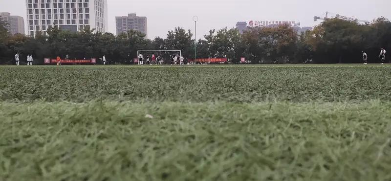 刘祝润的头球没任何毛病，两个人同时起跳，手上也没任何动作，这种球也叫犯规。这个裁