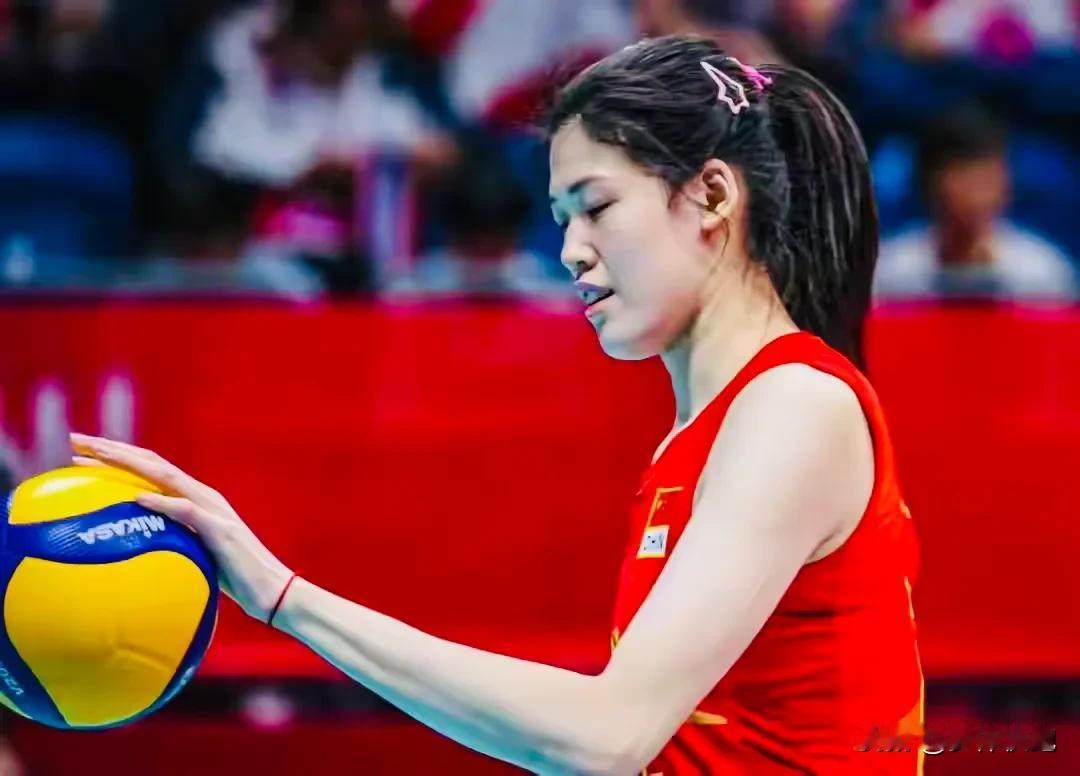 25-23，25-17，中国女排目前2-0领先泰国女排，朱婷搭档李盈莹的主攻作用