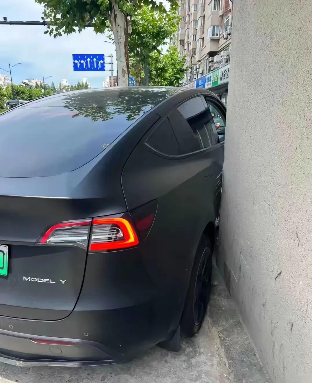 新手司机的“尴尬”时刻。拿到驾照才一周，上周刚提了特斯拉Model Y，本想着开