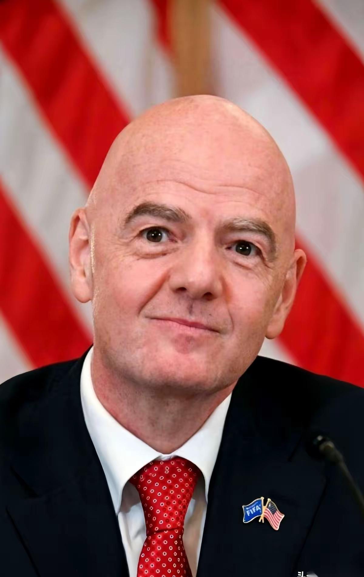 网上都在骂，说国际足联官网把中文给踢了。

这事儿最让人窝火的一点，不是被踢，而