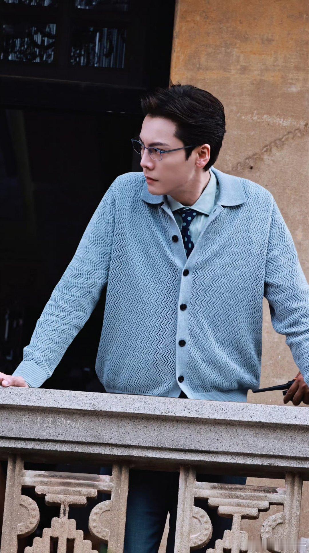 陈伟霆戴眼镜，绝了！ 