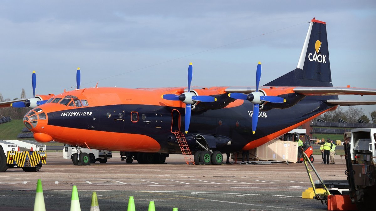 阿斯顿马丁车队的2026赛季F1赛车“AMR26”通过空运和陆运的方式抵达了加泰