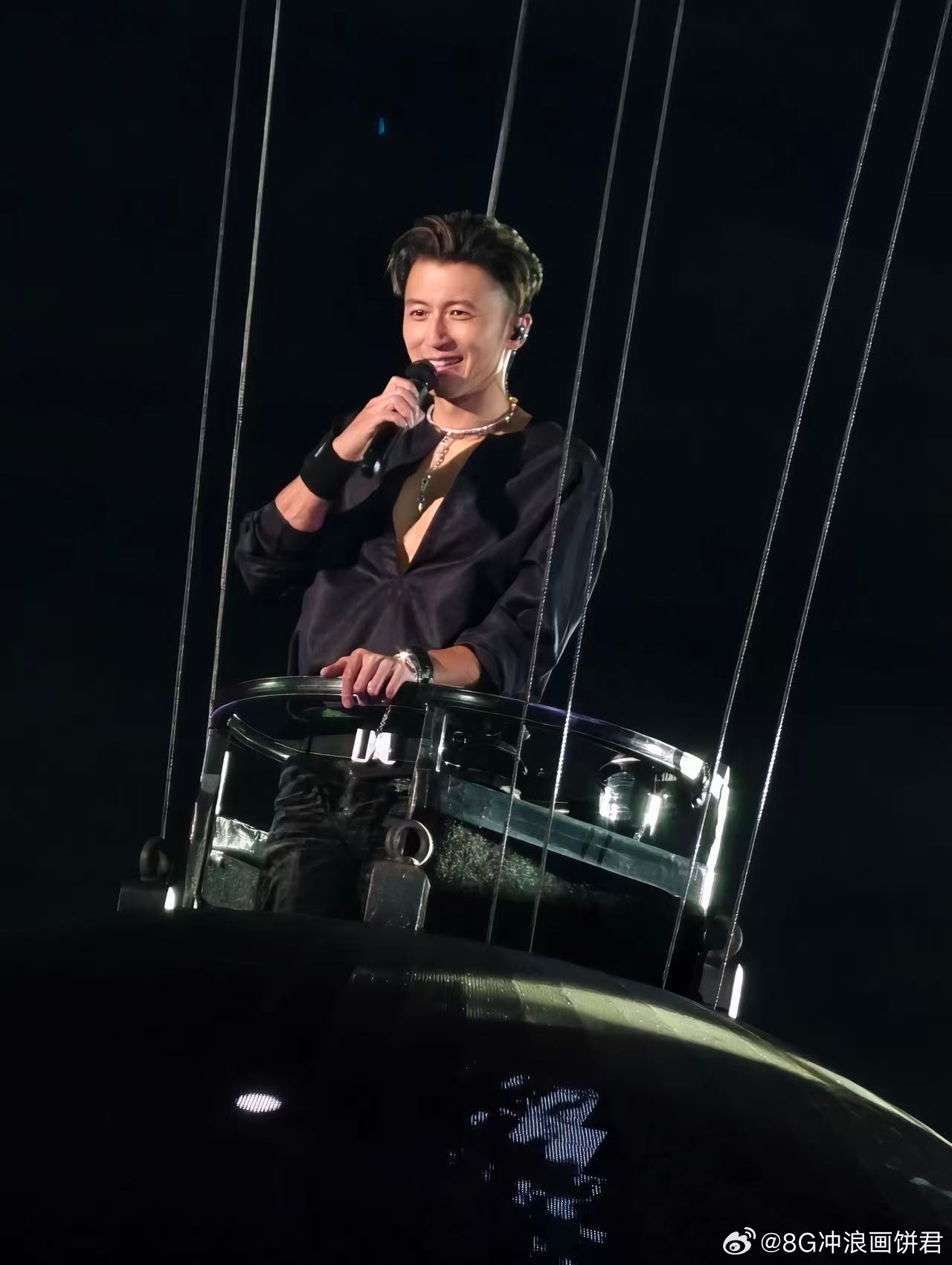 谢霆锋朋友圈步数第一上天入地满场飞奔，谢霆锋把演唱会开出了运动会的架势。从主舞台