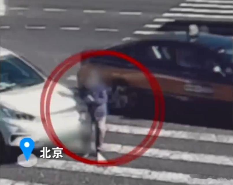 【爱车安全贴士 行人过马路时突然变红灯还能继续走吗？北京一89岁老人被撞身亡，谁