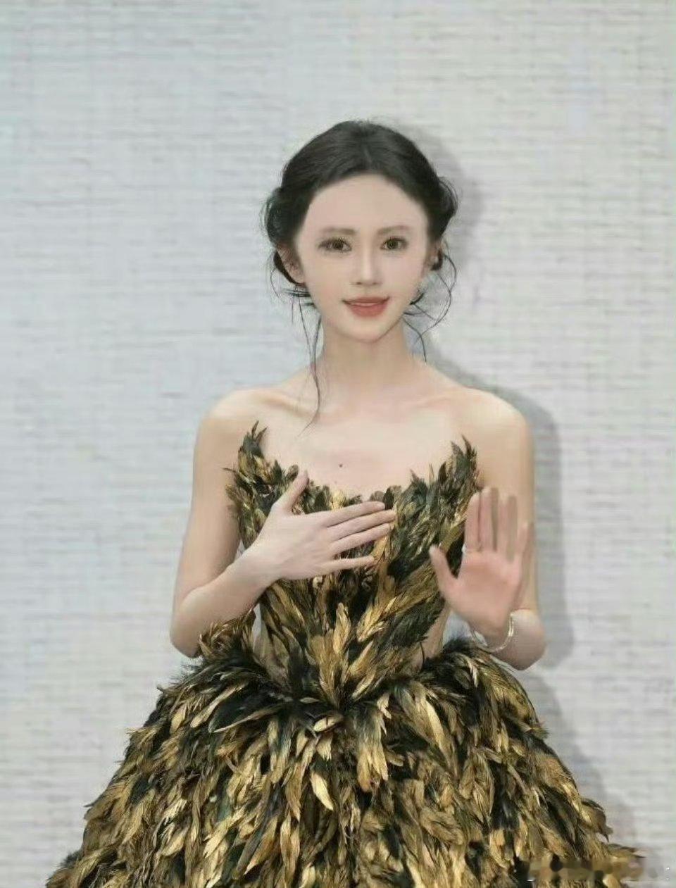 鞠婧祎这样盘发的话就会显着很普通了吧 ​​​
