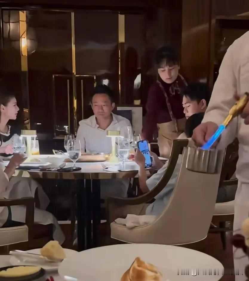 我个人感觉，汪小菲内心对筱梅应该不怎么重视。

因为我发现好几次，筱梅跟汪小菲说